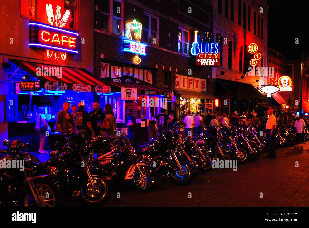 Motorräder stehen nachts in den Blues-Clubs, Bars, Tavernen und Honkey Tonks der Beale Street in Memphis in Schlange Stockfoto