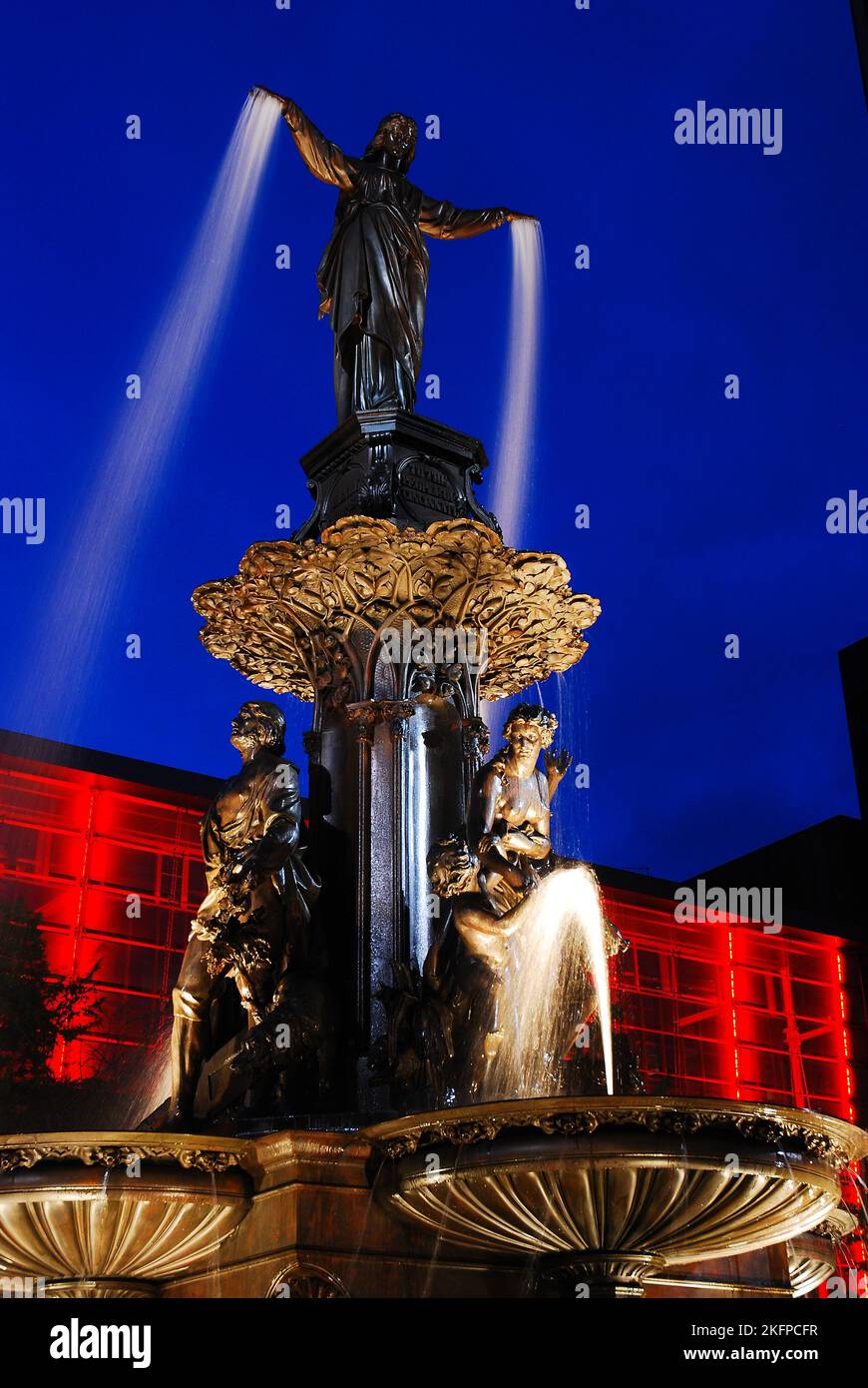 Der Tyler-Davidson-Brunnen in Cincinnati, Ohio, ist zu einem der bekanntesten Wahrzeichen der Stadt geworden und wird bei Nacht beleuchtet Stockfoto