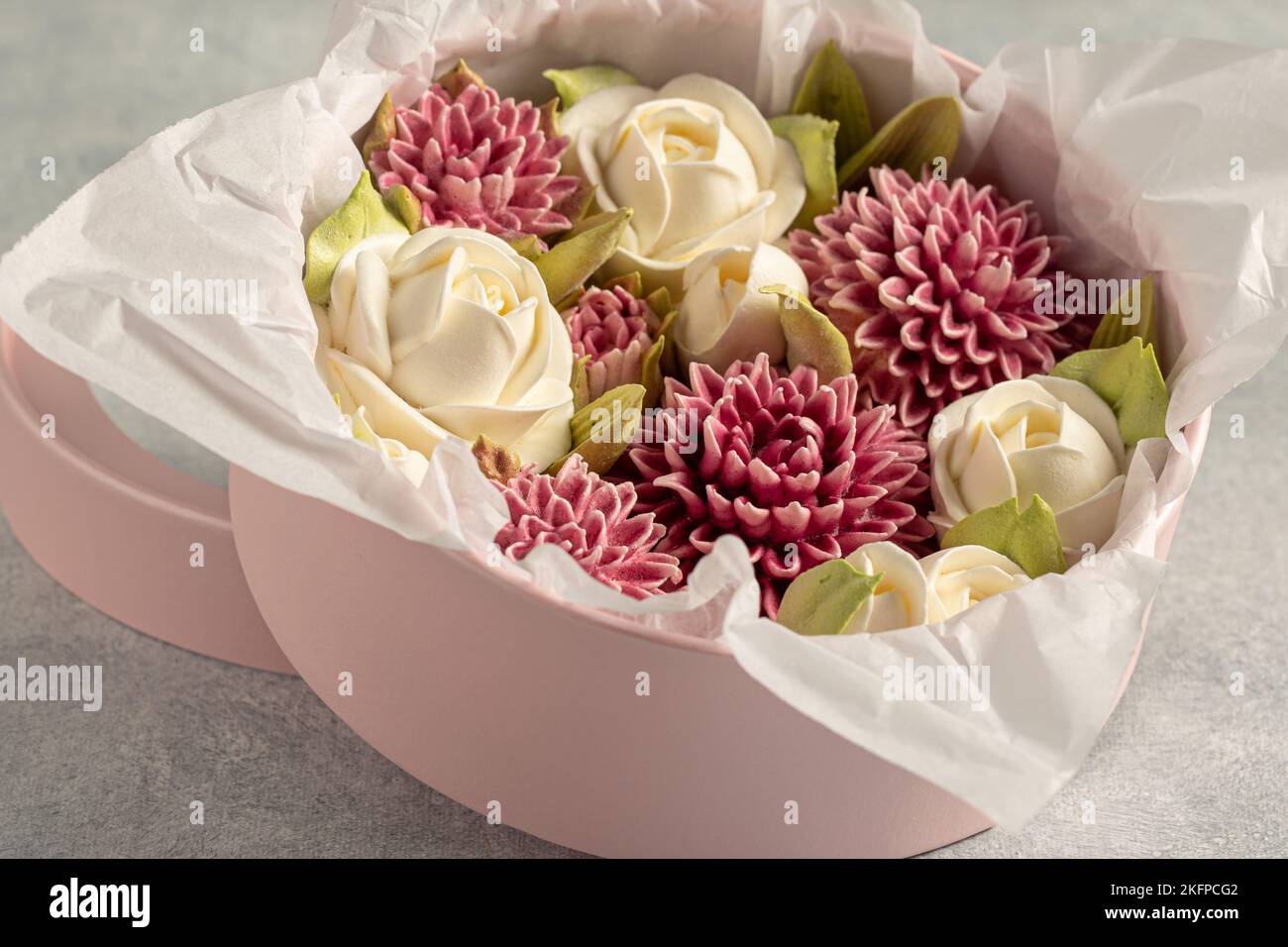 Hausgemachter Zephyr in einer Geschenkbox auf hellem Hintergrund, das Konzept eines Urlaubs und ungewöhnliche schöne handgemachte Geschenke Stockfoto