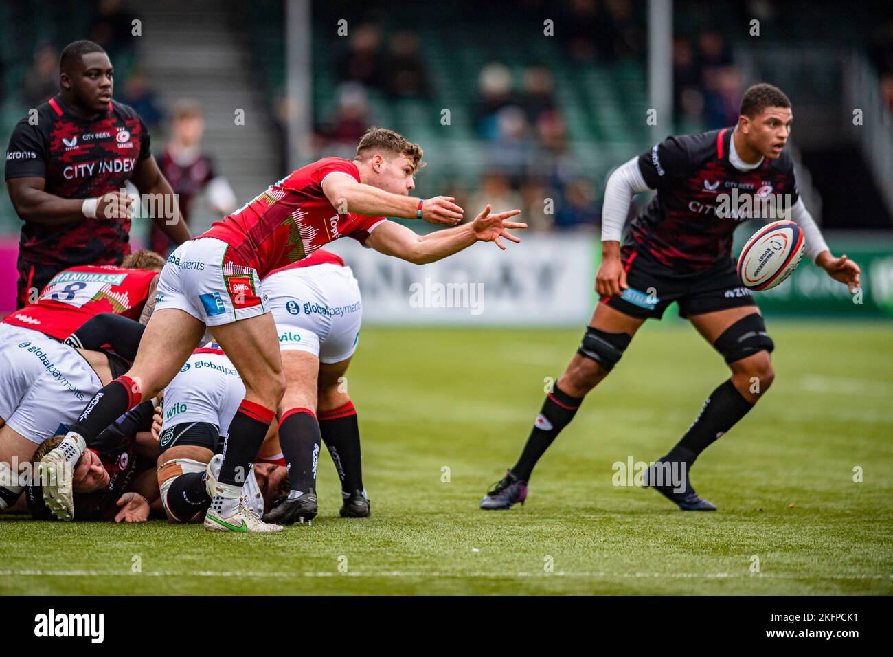 LONDON, GROSSBRITANNIEN. 19., 2022. November. Sam Edwards von Leicester Tigers (V.Capt) (links) in Aktion während der Premiership Rugby Match Runde 4 zwischen Saracens und Leicester Tigers im StoneX Stadium am Samstag, den 19. November 2022. LONDON, ENGLAND. Kredit: Taka G Wu/Alamy Live Nachrichten Stockfoto