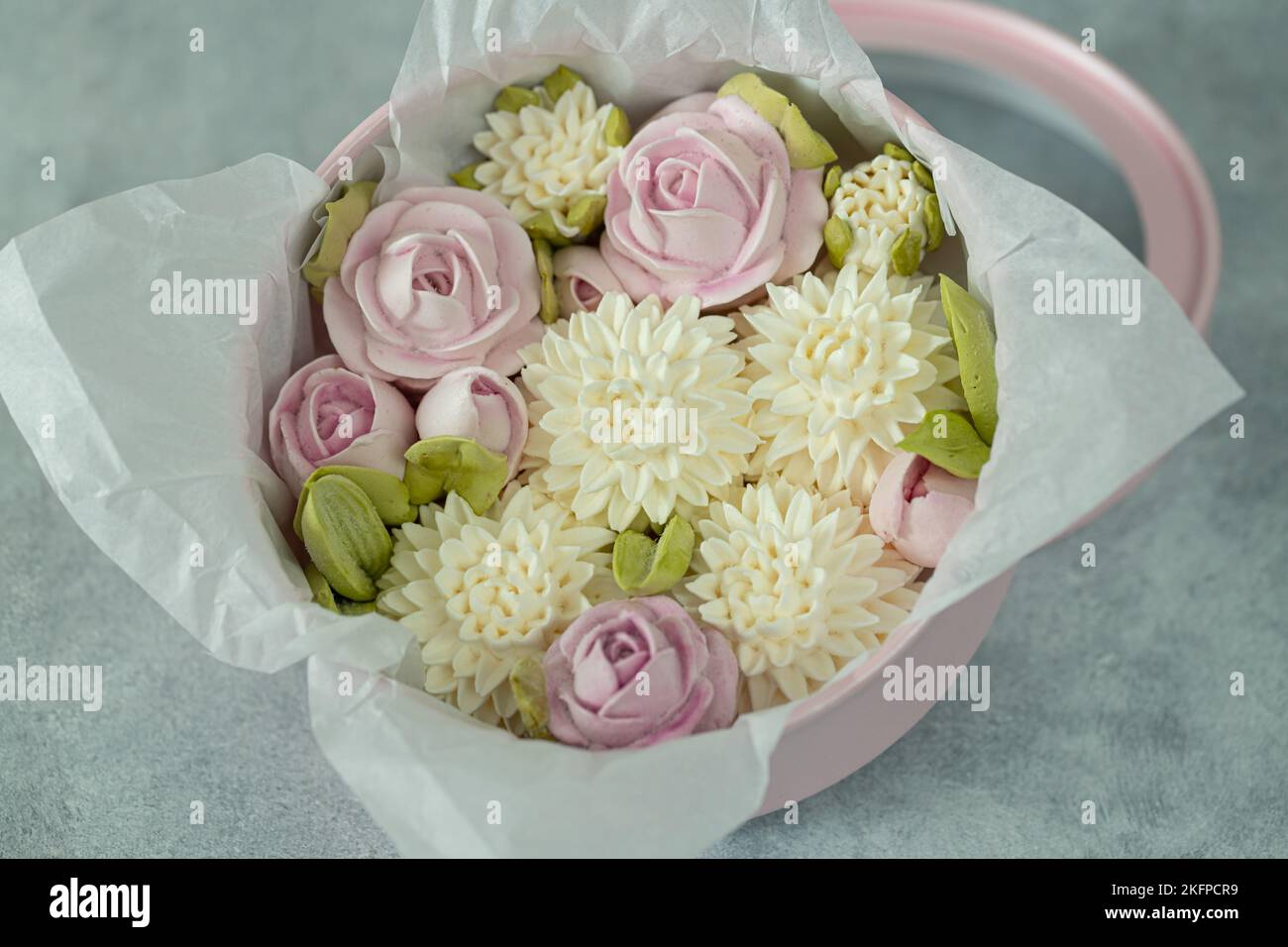 Hausgemachter Zephyr in einer Geschenkbox auf hellem Hintergrund, das Konzept eines Urlaubs und ungewöhnliche schöne handgemachte Geschenke Stockfoto