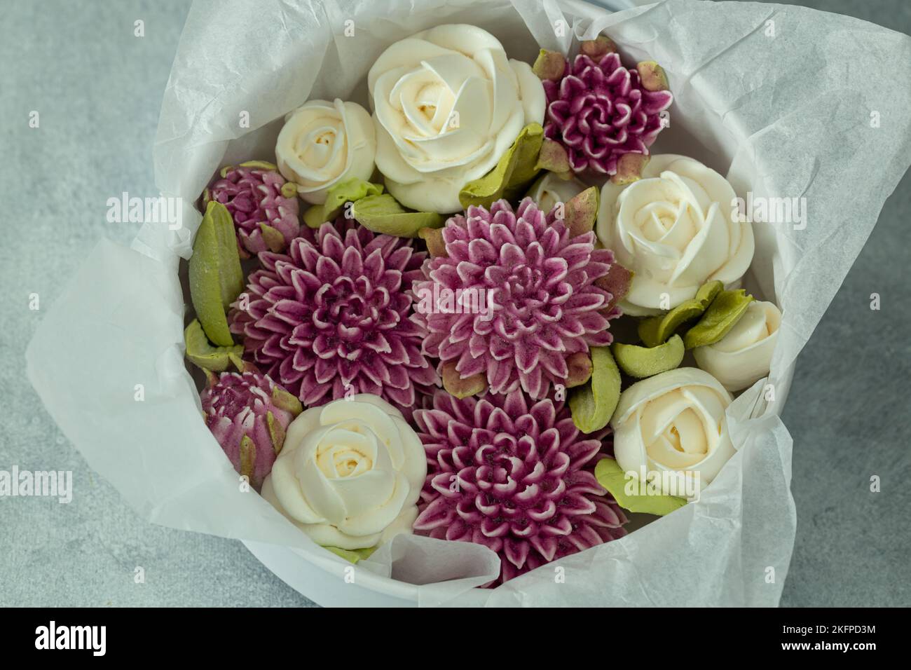 Hausgemachter Zephyr in einer Geschenkbox auf hellem Hintergrund, das Konzept eines Urlaubs und ungewöhnliche schöne handgemachte Geschenke Stockfoto