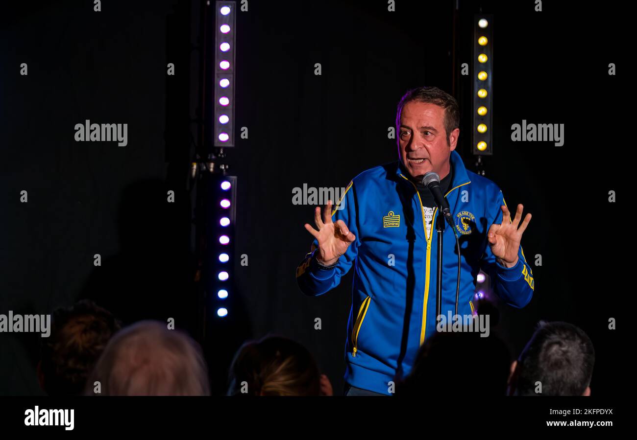 Comedian Mark Thomas mit Stand Up Comedy im Stand Comedy Club, Edinburgh Festival Fringe, Schottland, Großbritannien Stockfoto