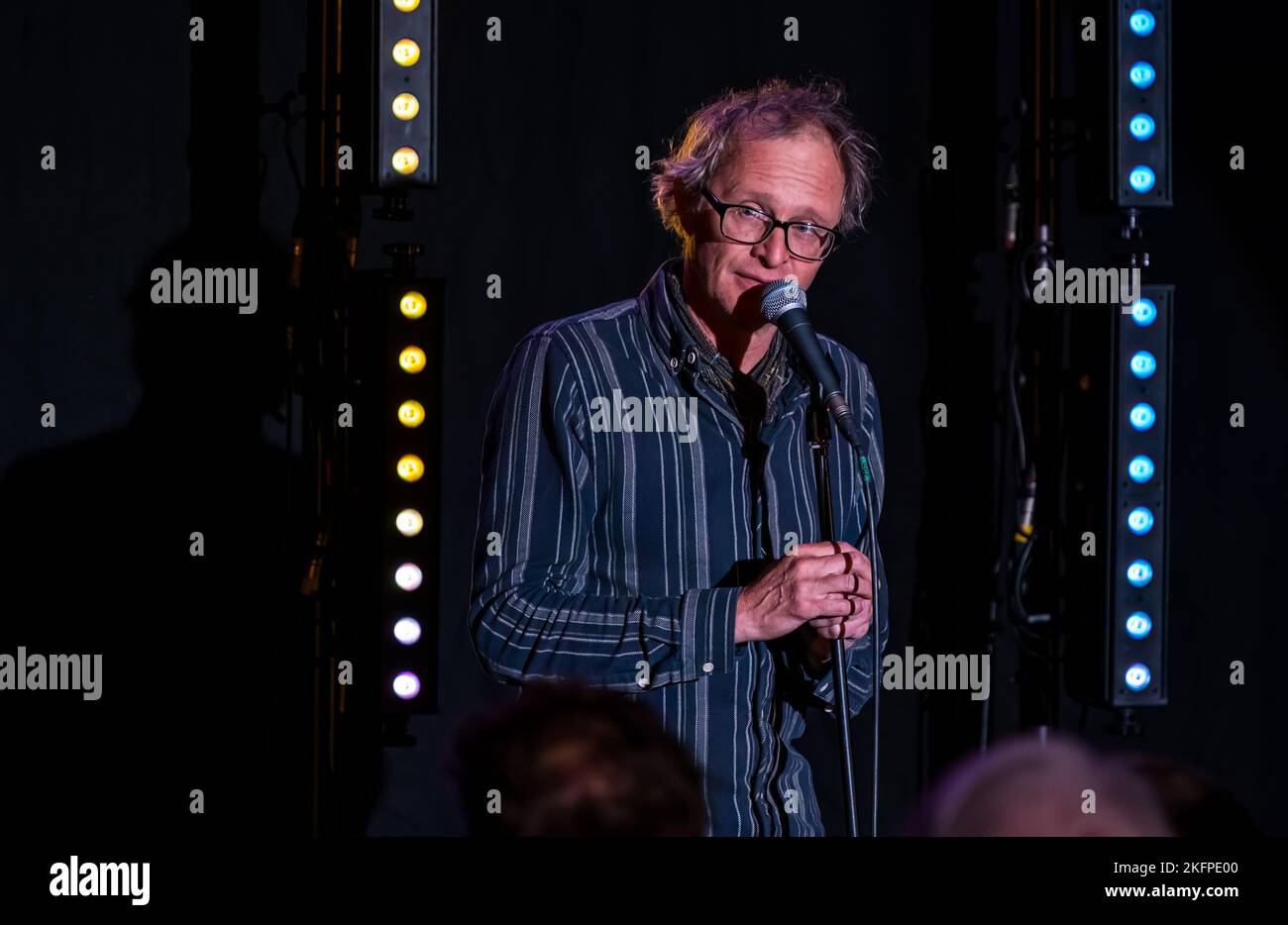 Komiker Simon Munnery mit Stand-up-Comedy im Stand Comedy Club, Edinburgh Festival Fringe, Schottland, Großbritannien Stockfoto