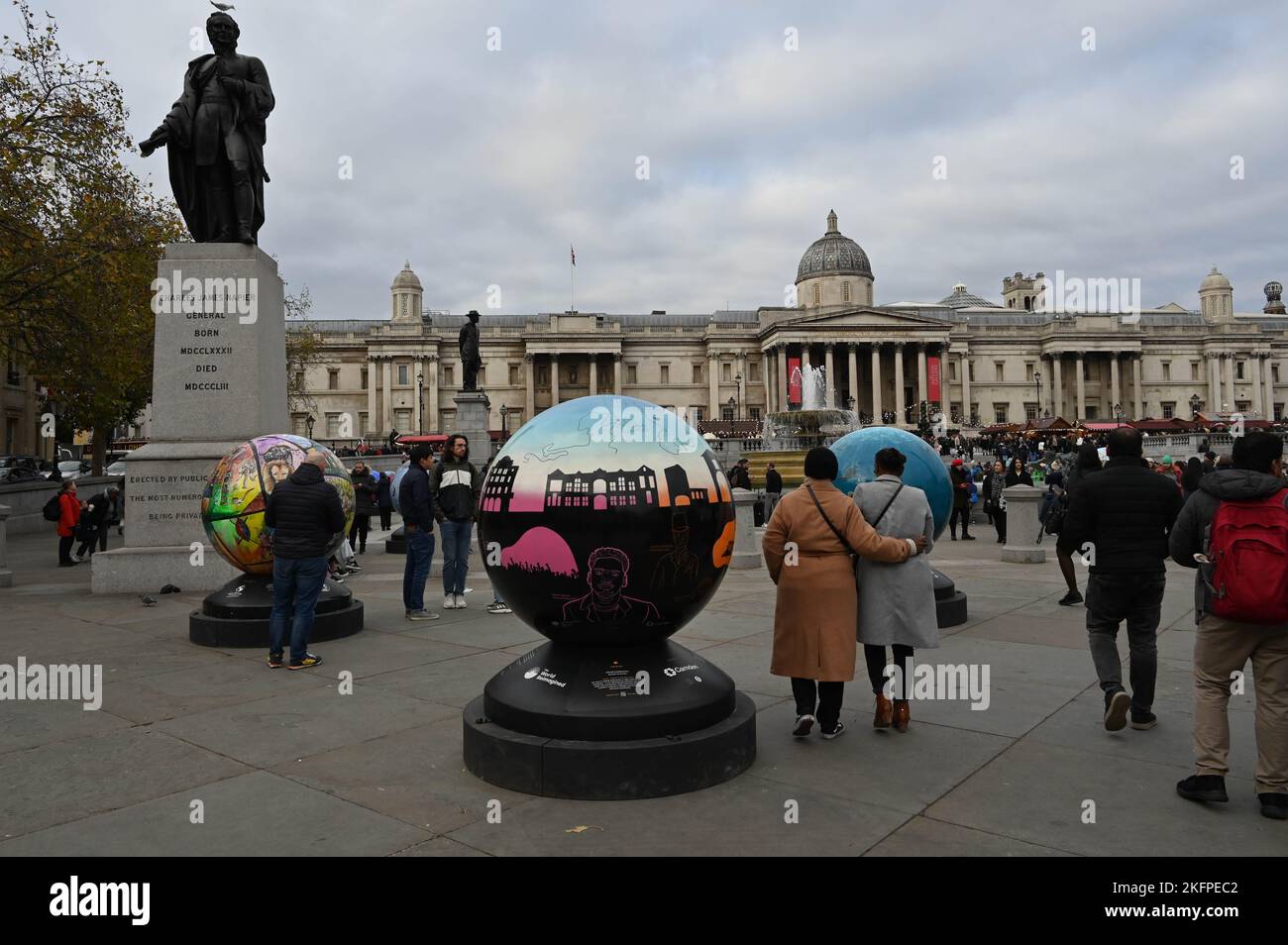 London, Großbritannien. 19.. November 2022. Schwarze Geschichte - The World Reimagined, Globen auf dem Trafalgar Square, über den Transatlantischen Handel mit versklavten Afrikanern. Stockfoto