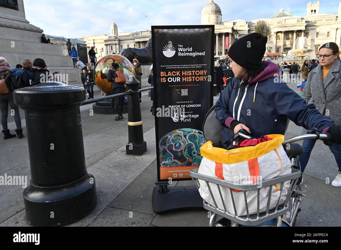 London, Großbritannien. 19.. November 2022. Schwarze Geschichte - The World Reimagined, Globen auf dem Trafalgar Square, über den Transatlantischen Handel mit versklavten Afrikanern. Stockfoto