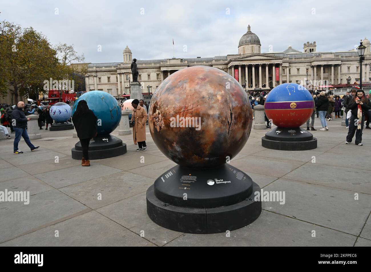 London, Großbritannien. 19.. November 2022. Schwarze Geschichte - The World Reimagined, Globen auf dem Trafalgar Square, über den Transatlantischen Handel mit versklavten Afrikanern. Stockfoto