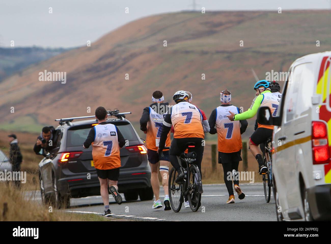 Kevin Sinfield und sein Team sammelten an Tag 7 seiner Ultra7-in-7-Challenge von Edinburgh nach Manchester im November 2022 Geld für MND-Wohltätigkeitsorganisationen Stockfoto