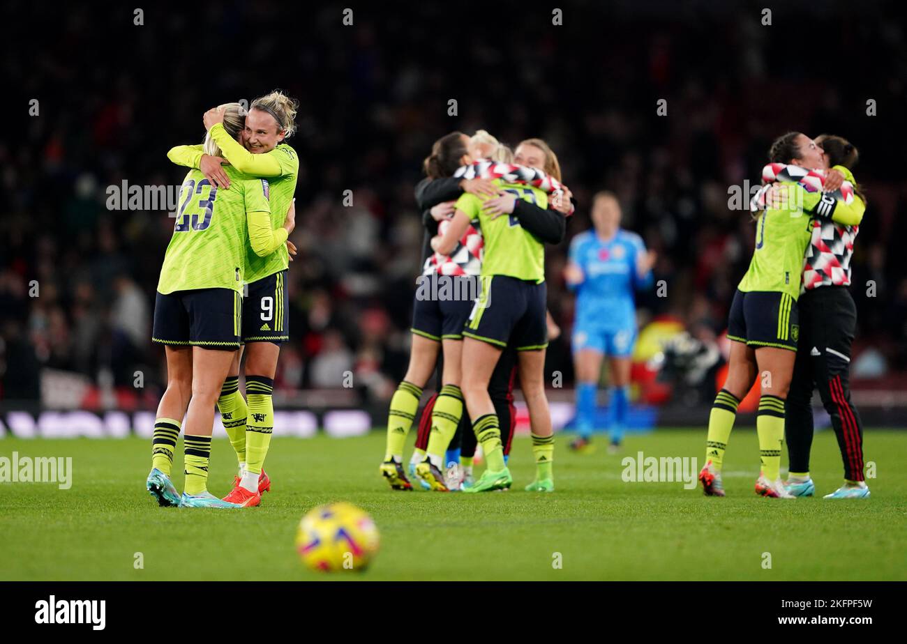 Martha Thomas von Manchester United (zweite links) feiert mit Teamkollege Alessia Russo nach dem Spiel der Barclay Women's Super League im Emirates Stadium, London. Bilddatum: Samstag, 19. November 2022. Stockfoto