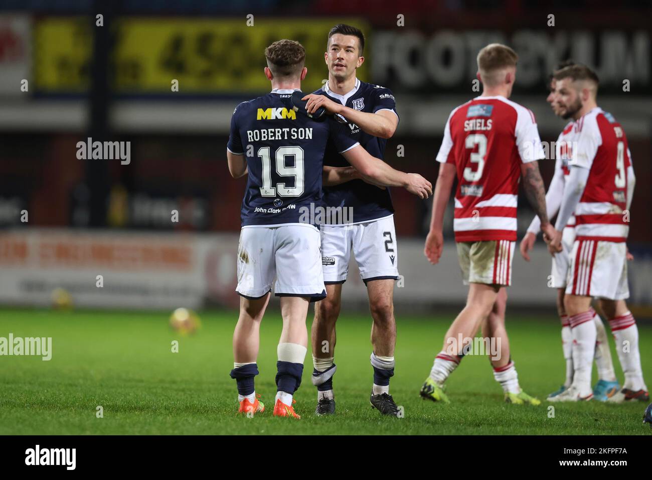 19.. November 2022; Dens Park, Dundee, Schottland: Scottish Championship Football, Dundee gegen Hamilton Academical; Cammy Kerr von Dundee feiert am Ende des Spiels mit Finlay Robertson Stockfoto