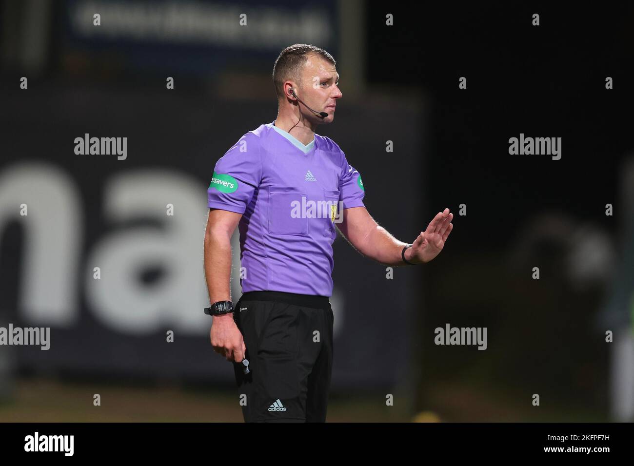 19.. November 2022; Dens Park, Dundee, Schottland: Scottish Championship Football, Dundee versus Hamilton Academical; Schiedsrichter Graham Granger beruhigt die Spieler Stockfoto