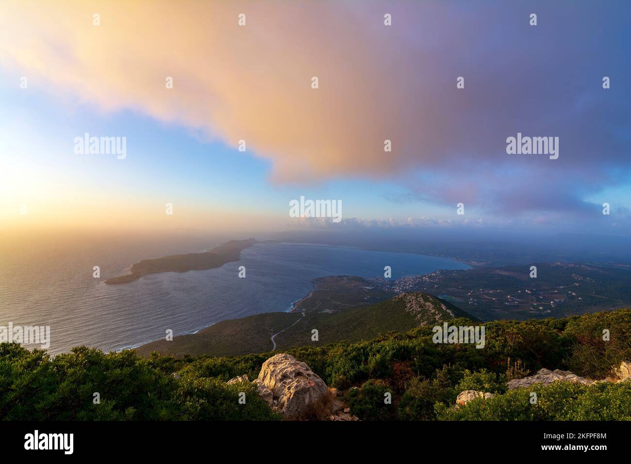 Draufsicht auf die ikonische und malerische Stadt Pylos und die nahe gelegene Insel Sfaktirias, Präfektur Messinia, Peloponnes, Griechenland. Stockfoto