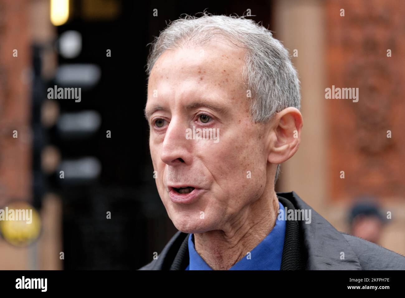 London, Großbritannien. 19.. November 2022. Der Wahlkämpfer Peter Tatchell spricht vor der katarischen Botschaft in Mayfair mit den Medien. LGBT+-Aktivisten veranstalteten vor der katarischen Botschaft eine Demonstration, um gegen die Behandlung von Wanderarbeitern, Menschen-, Frauen- und Schwulenrechten durch das Land zu protestieren, bevor am Sonntag das Eröffnungsspiel bei der Weltmeisterschaft stattfand. Kredit: Elfte Stunde Fotografie/Alamy Live Nachrichten Stockfoto