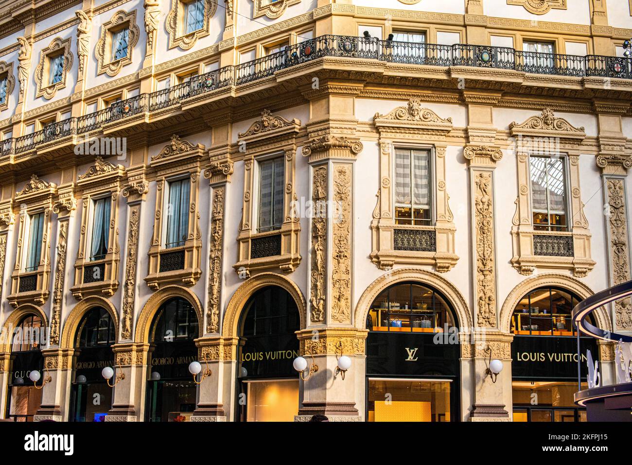 Mailand, Italien, 20. Dezember 2018: Fassade des Louis Vuitton Geschäfts in der Galleria Vittorio Emanuele II das älteste Einkaufszentrum der Welt, Mailand, Italien Stockfoto