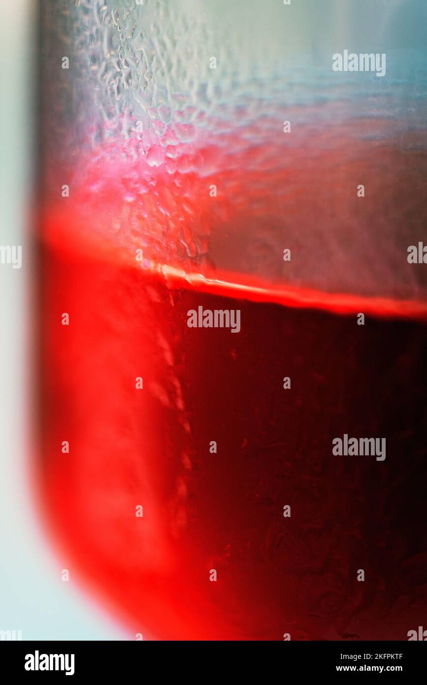 Brut Rosé in einem Glas. Stockfoto