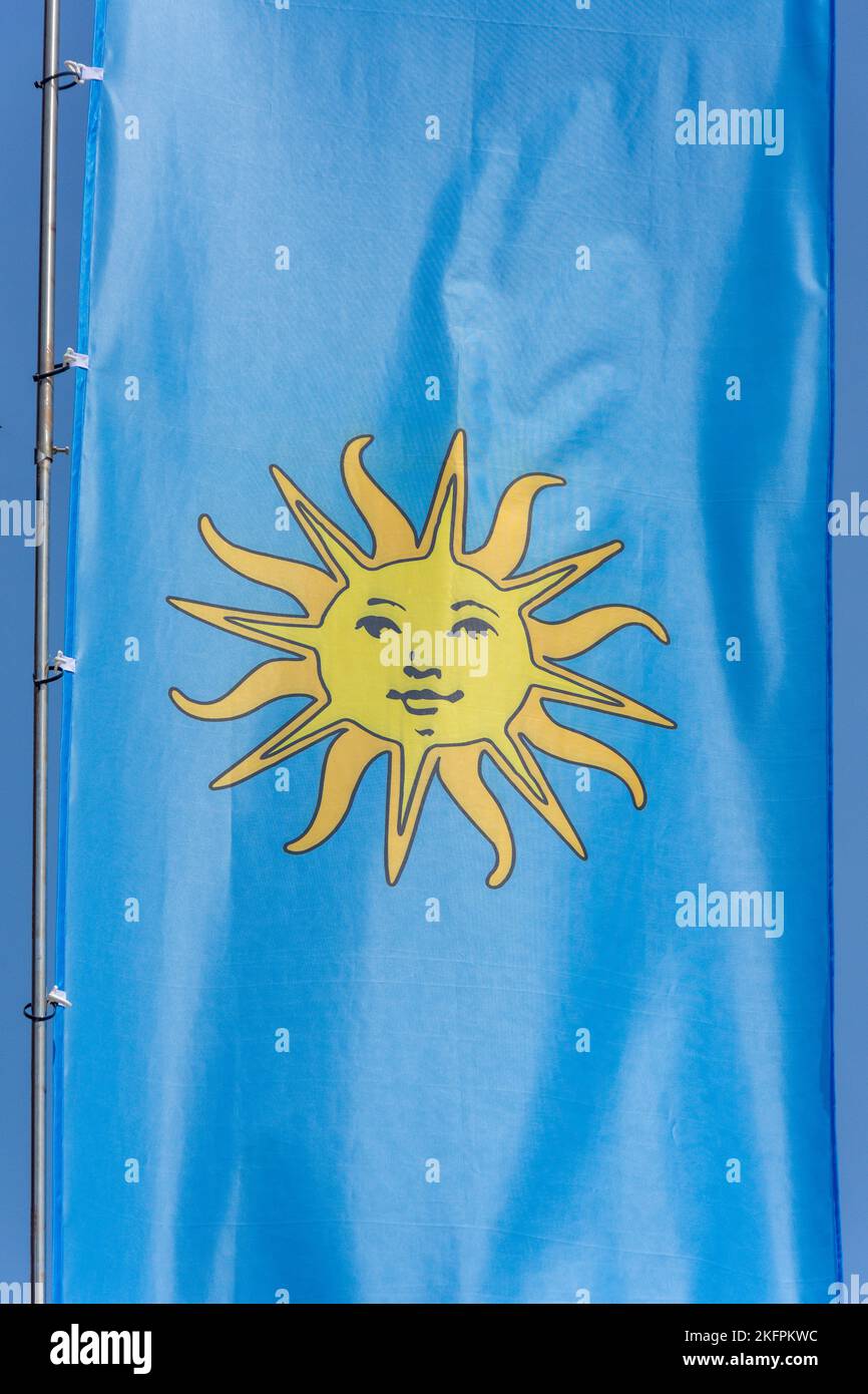 Flagge der Stadtgemeinde Koper, Preserenplatz (Piazza Prešeren), Prešernov trg, Koper, Slowenisches Istrien, Slowenien Stockfoto