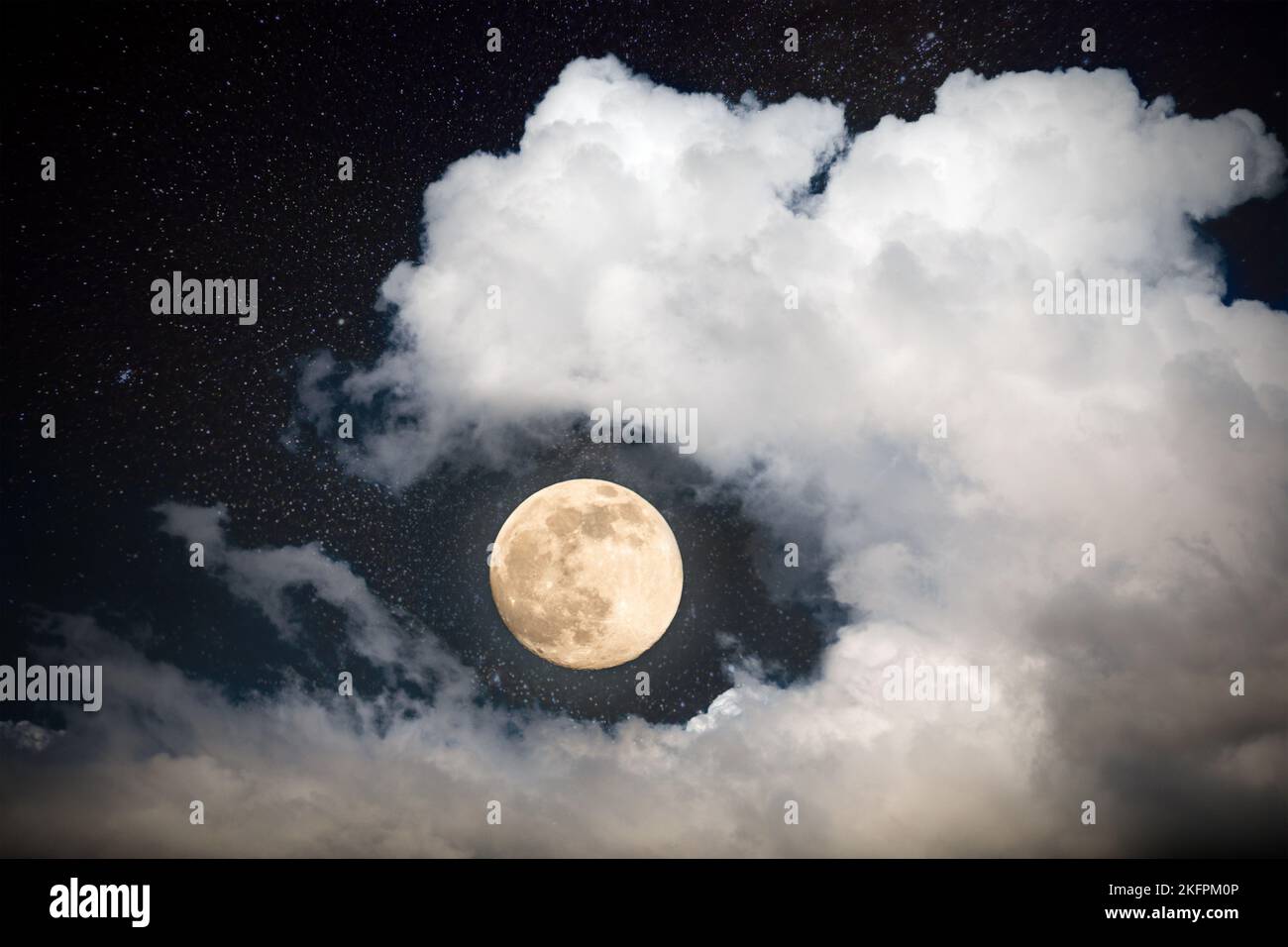Vollmond am Nachthimmel Stockfoto