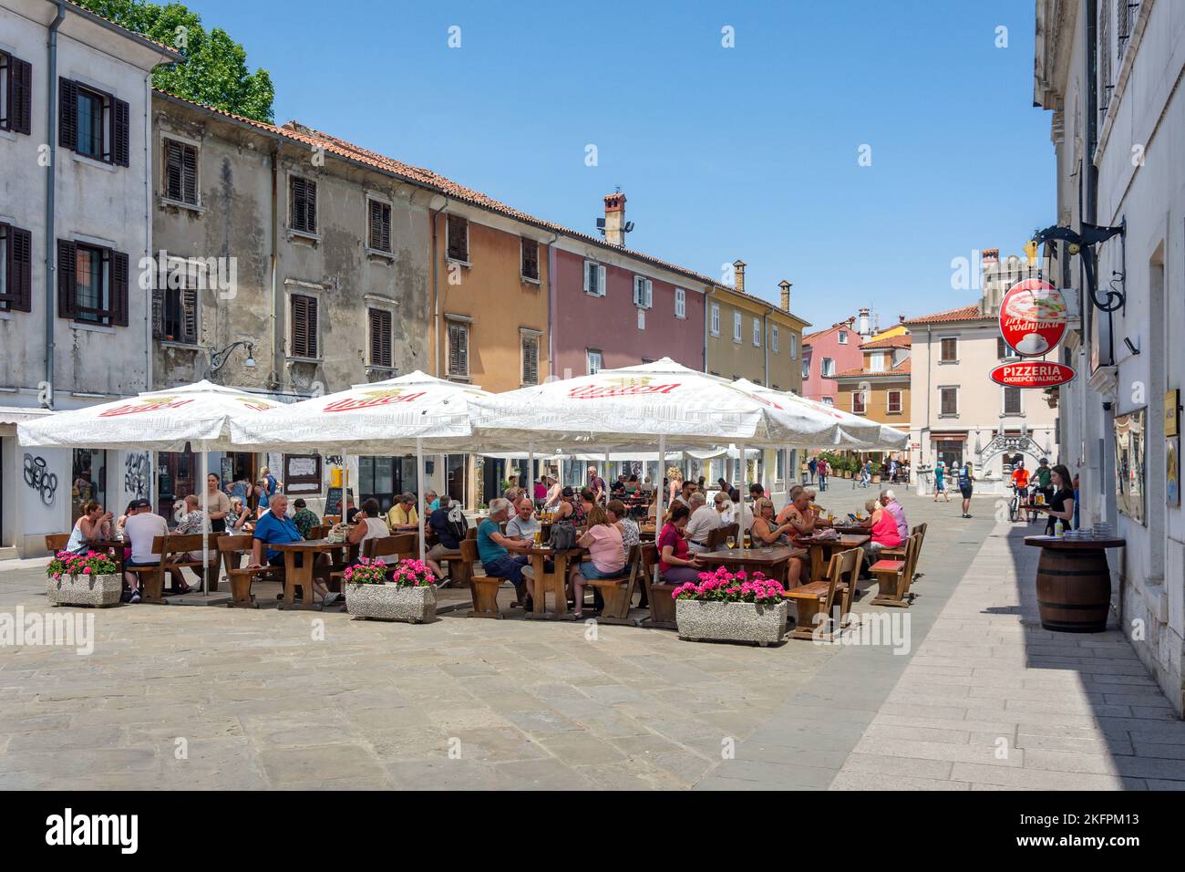 Restaurants im Freien, Preserenplatz (Piazza Prešeren), Prešernov trg, Koper, Slowenisches Istrien, Slowenien Stockfoto