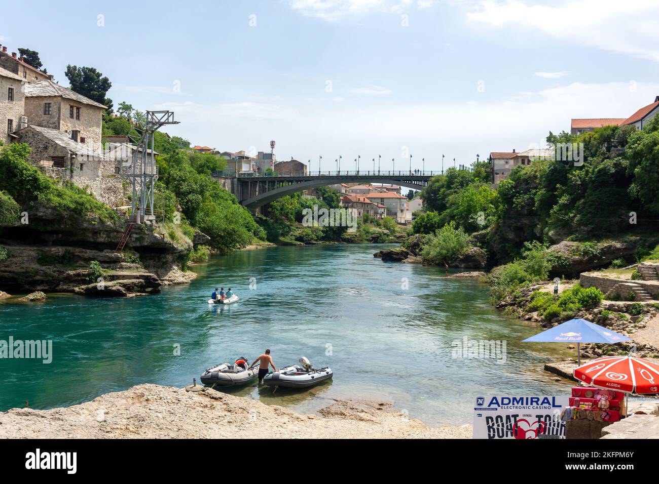 Schmuddelige Fahrten auf dem Fluss Neretva, Mostar, Bosnien und Herzegowina Stockfoto