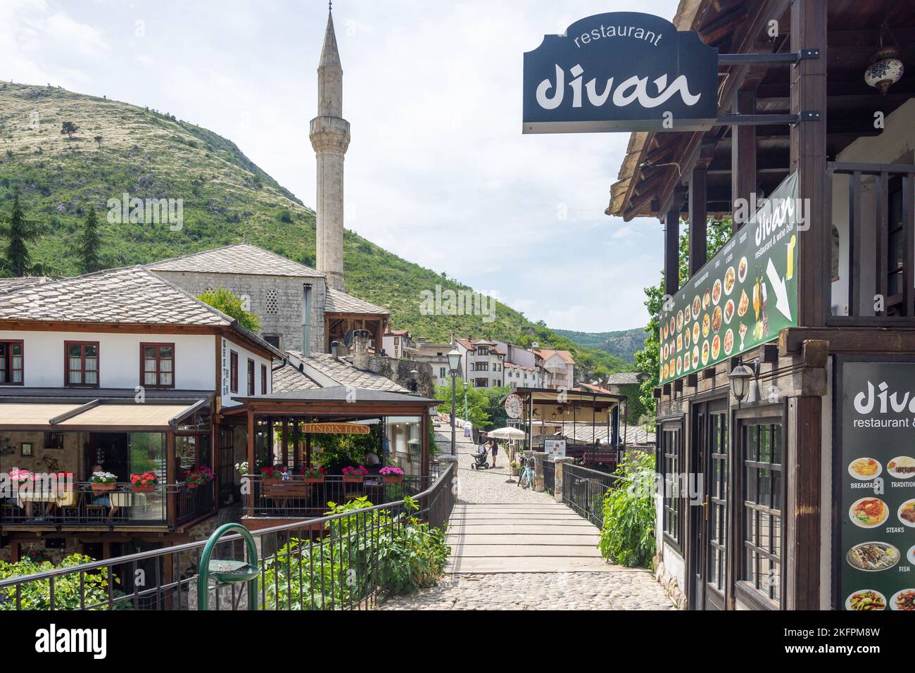 Restaurants und Minarett, Altstadt, Mostar, Bosnien und Herzegowina Stockfoto