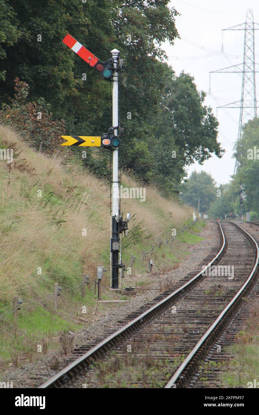 Ein zweiarmiges Vintage Mechanical Railway Train Signal. Stockfoto