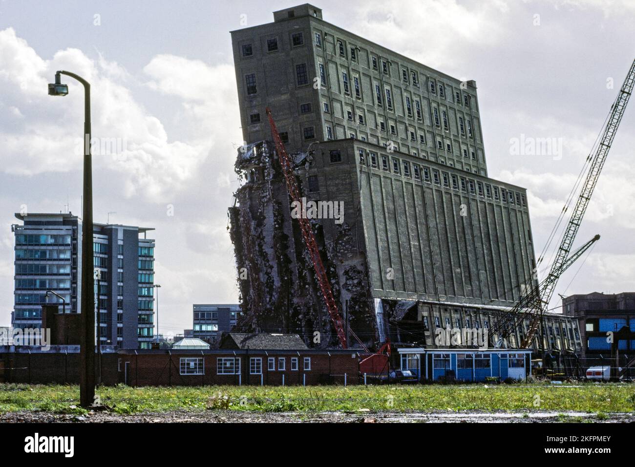 Getreideaufzug Nummer 2 wird 1983 in den ehemaligen Manchester Docks (eigentlich in Salford), Manchester, England, Großbritannien, abgerissen. Der Getreideaufzug wurde 1915 von Henry Simon Limited gebaut und konnte 40.000 Tonnen Getreide speichern. Stockfoto