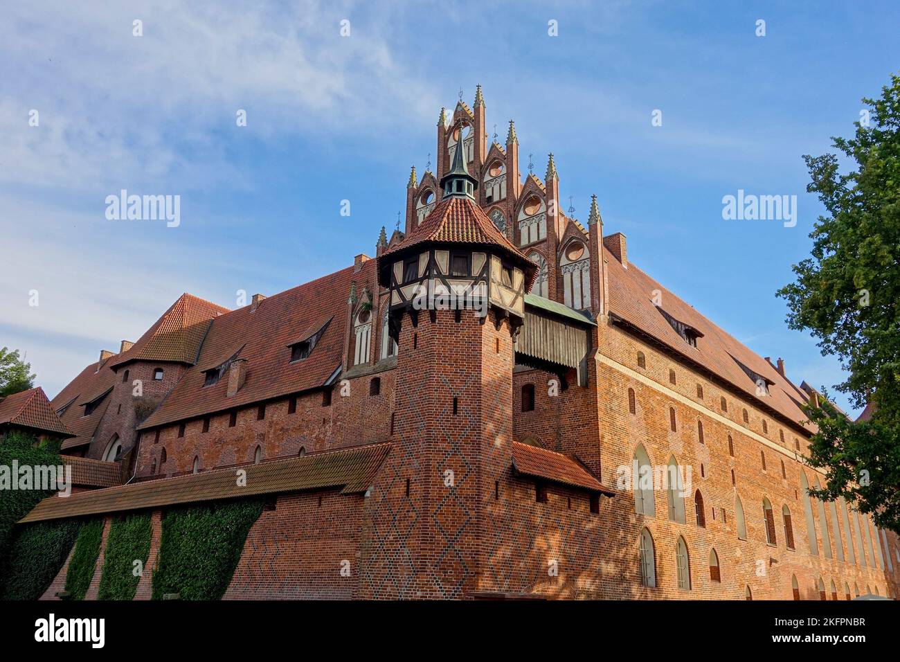 Malbork Schloss in Polen mit Befestigungsanlagen und roten Ziegeltürmen Stockfoto