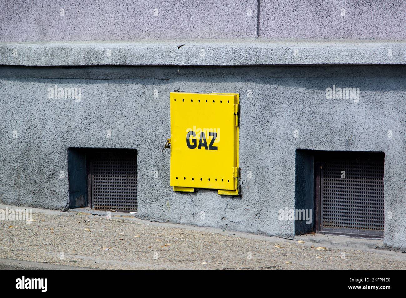 Gelbe Tür zu Gas (Gaz in polnischer Sprache) Steuergeräte im Haus in Polen Stockfoto