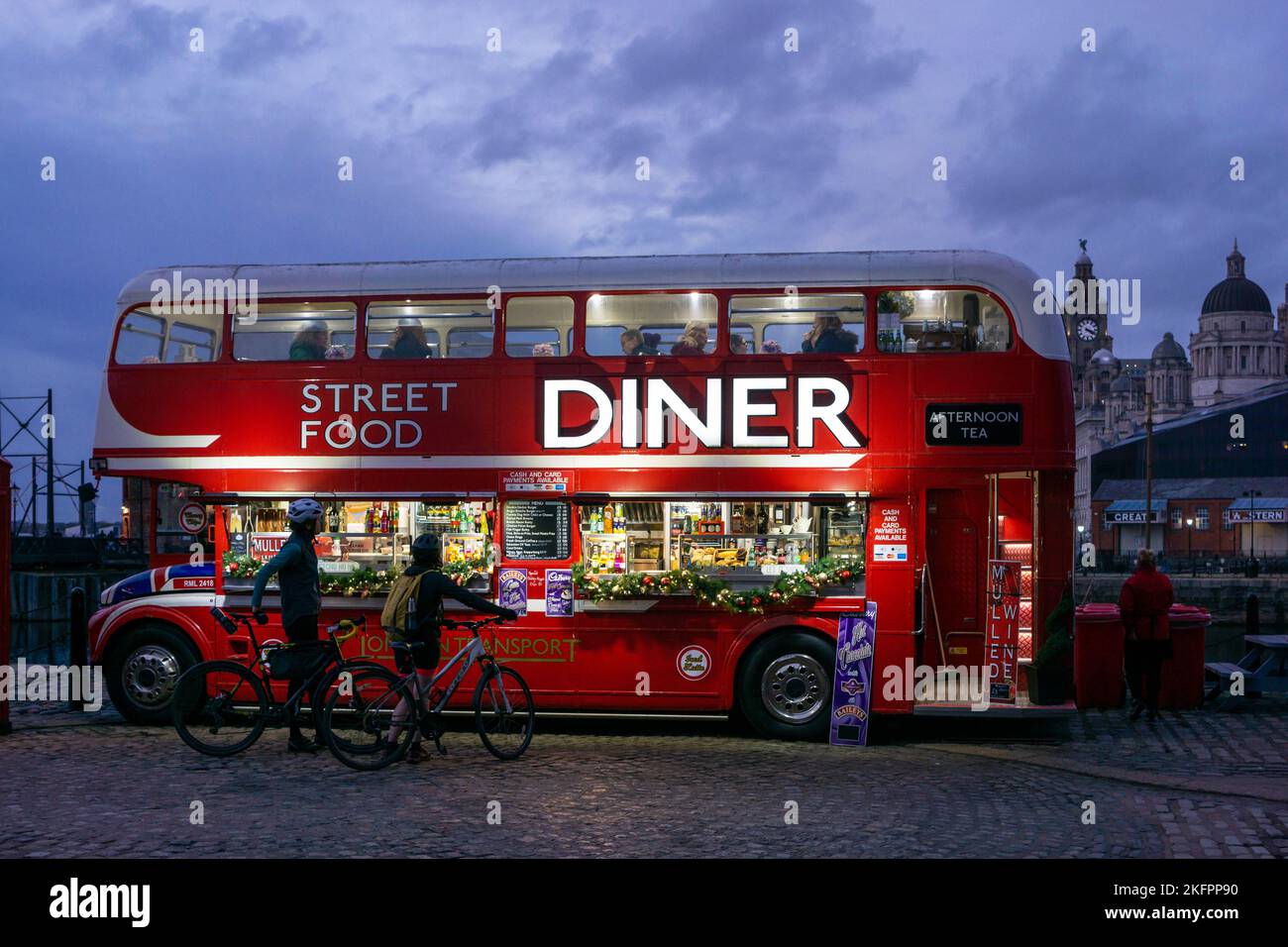 Ein Doppeldeckerbus, der in ein Restaurant im Liverpool Albert Dock umgewandelt wurde Stockfoto
