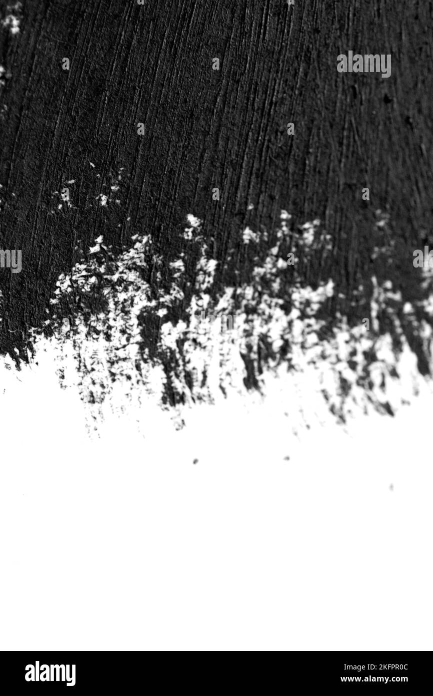 Pinsel Striche der schwarzen Acrylfarbe Nahaufnahme. Rand von verschmiertem Acryl Black Spot isoliert auf weißem Hintergrund. Abstrakter kreativer Hintergrund. Art Zeichnung Textur Konzept. Platz zum Kopieren, Platz für Text Stockfoto