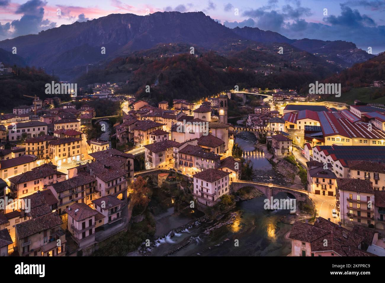 Schöne Luftbild Nacht Stadtbild der kleinen Stadt in Bergamo bei blauer Stunde, San Giovanni Bianco, Bergamo, Val Brembana, Lombardei, Italien Stockfoto