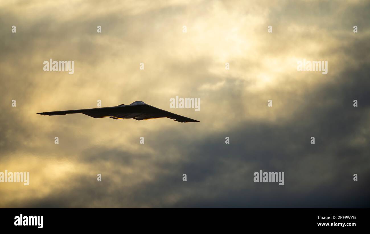 Ein Bomber der US Air Force B-2 Spirit, der dem Bombenflügel 509., der Whiteman Air Force Base, Missouri, zugewiesen wurde, fliegt am 15. November 2022 über der Luke Air Force Base, Arizona. Mehrere Bomber nahmen zum ersten Mal an einer Off-Station-Trainingsübung Teil, bei der die Luke AFB über mehrere Nationen verfügt. (USA Luftwaffe Foto von Senior Airman Noah D. Coger) Stockfoto Ein Bomber der US Air Force B-2 Spirit, der dem Bombenflügel 509., der Whiteman Air Force Base, Missouri, zugewiesen wurde, fliegt am 15. November 2022 über der Luke Air Force Base, Arizona. Mehrere Bomber nahmen zum ersten Mal an einer Off-Station-Trainingsübung Teil, bei der die Luke AFB über mehrere Nationen verfügt. (USA Luftwaffe Foto von Senior Airman Noah D. Coger) Stockfoto