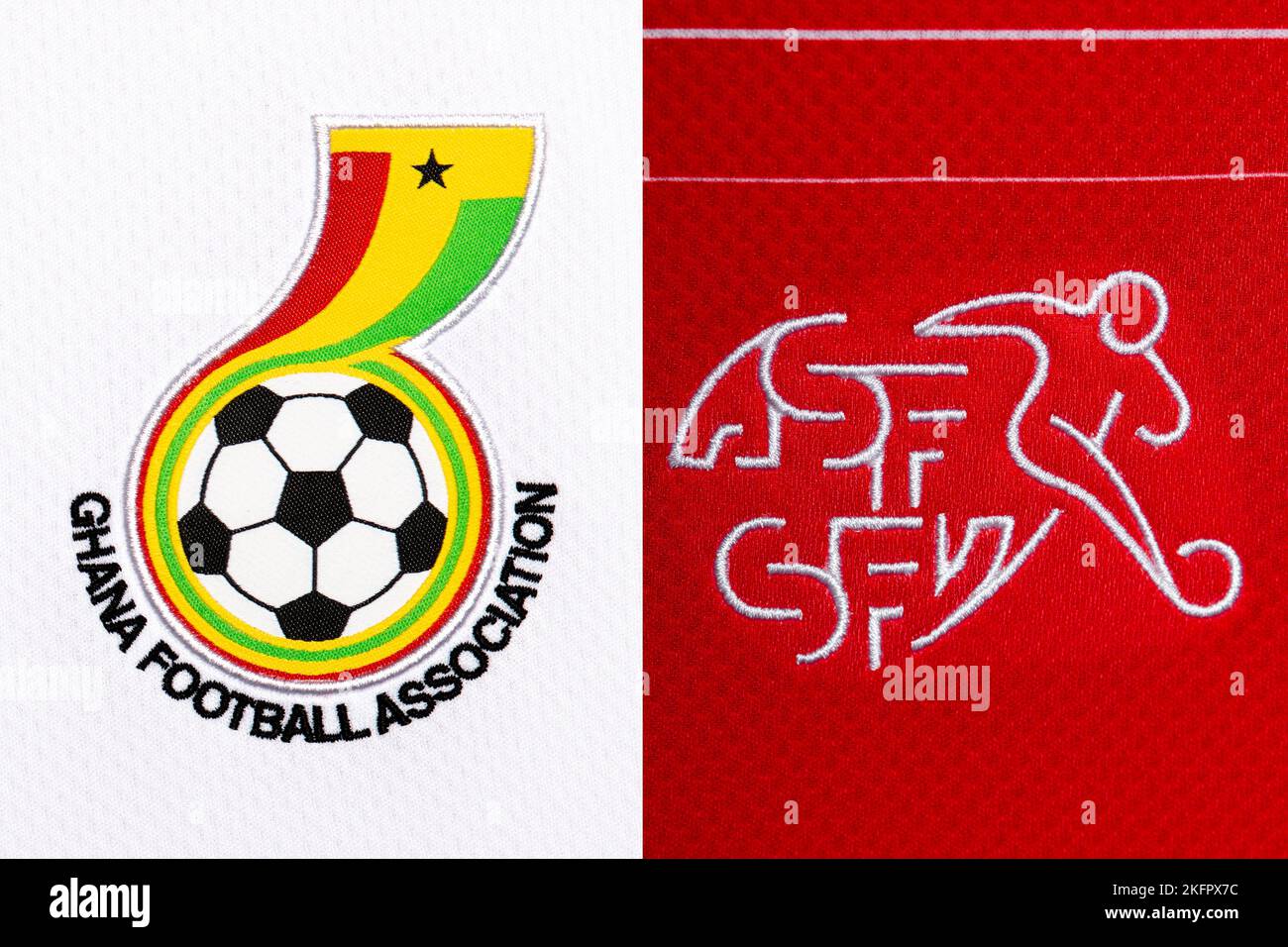 Nahaufnahme des Nationalmannschaftswappens auf dem Heimtrikot. FIFA Fußball-Weltmeisterschaft Katar 2022. Stockfoto