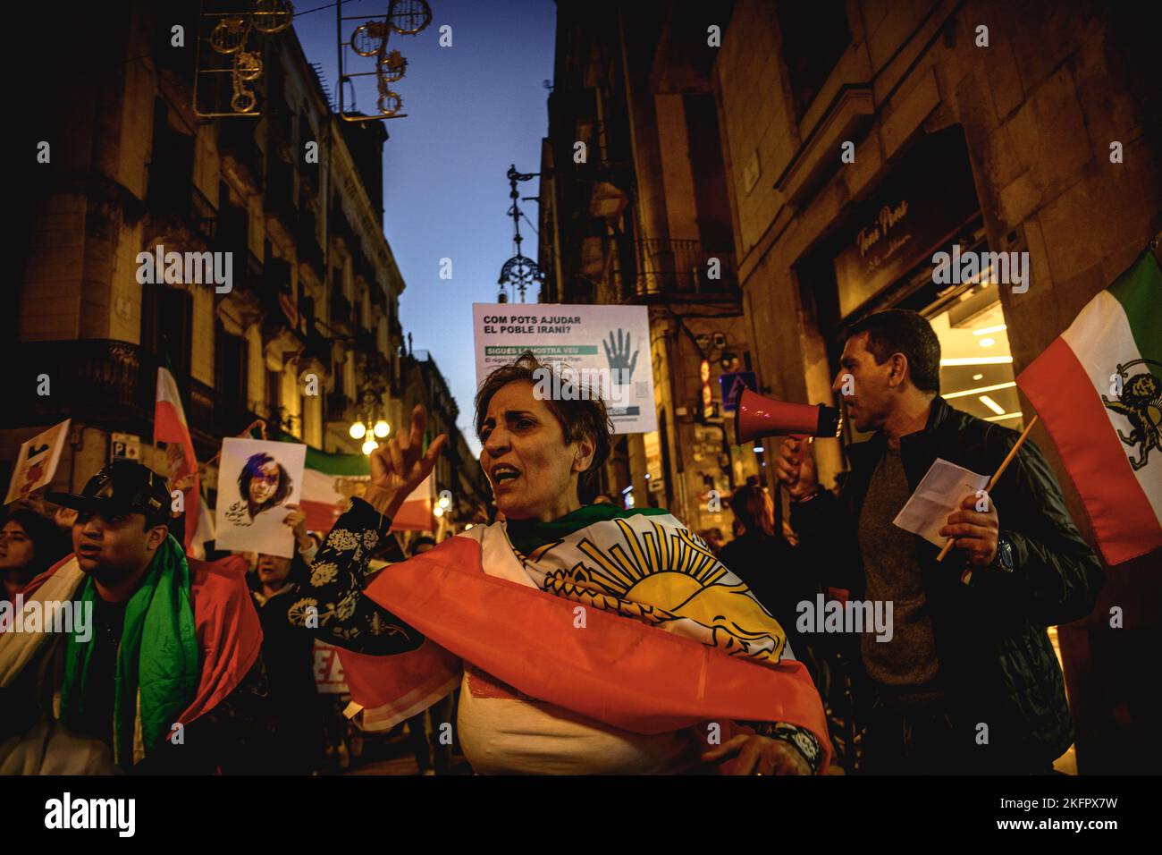 Barcelona, Spanien. 19.. November 2022. Aktivisten rufen Slogans auf, während sie in Solidarität mit den Protesten im Iran, die seit dem Tod der 22-jährigen Mascha Aminiy in Gewahrsam der sogenannten Moralpolizei ausgebrochen sind, durch Barcelona marschieren. Quelle: Matthias Oesterle/Alamy Live News Stockfoto