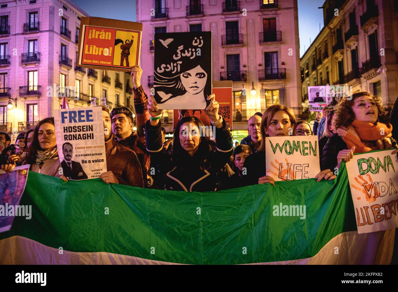 Barcelona, Spanien. 19.. November 2022. Die Demonstranten versammeln sich in Solidarität mit den Protesten im Iran, die seit dem Tod der 22-jährigen Mascha Aminiy ausgebrochen sind, als sie in Gewahrsam der sogenannten Moralpolizei war. Quelle: Matthias Oesterle/Alamy Live News Stockfoto
