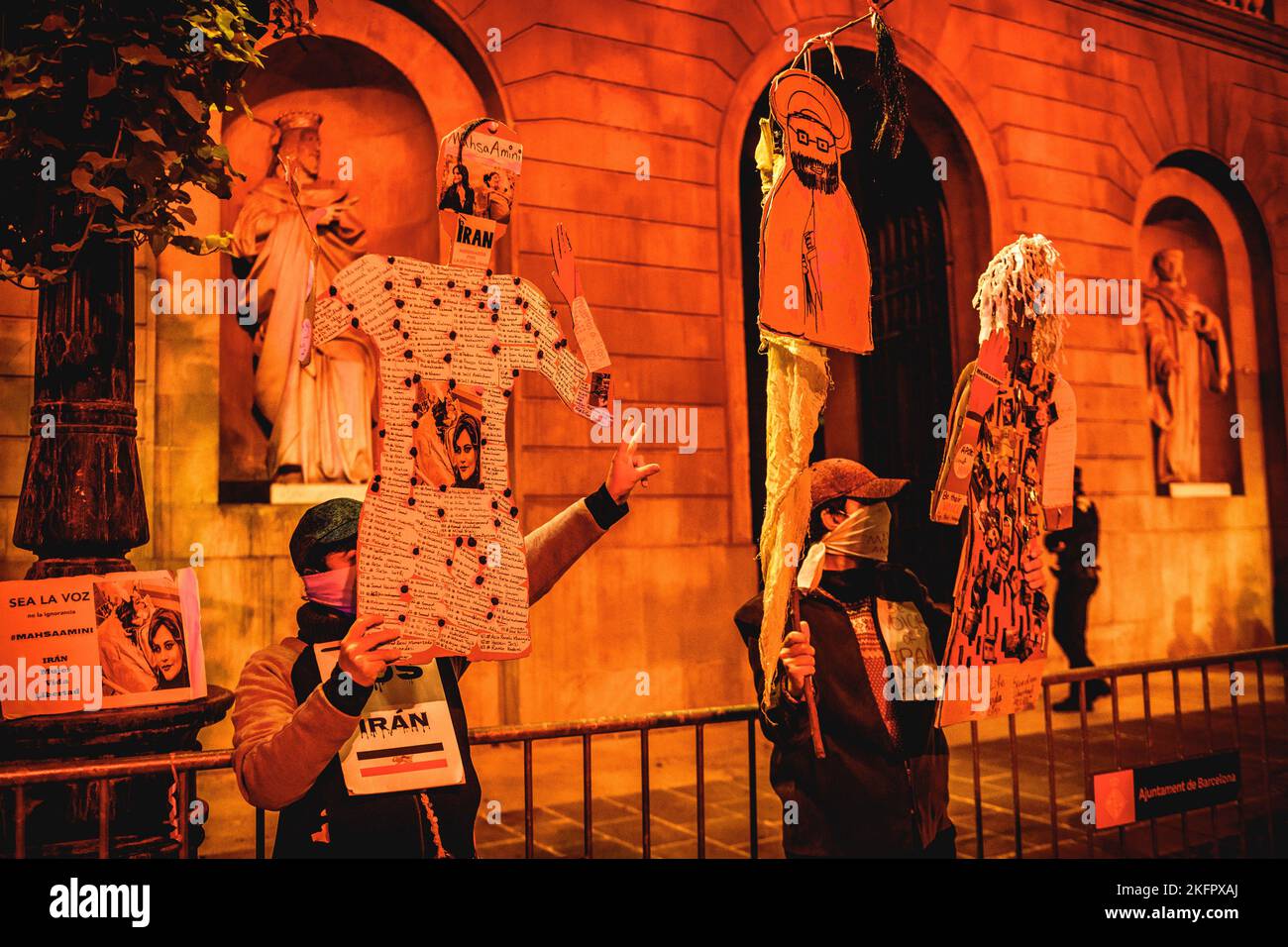 Barcelona, Spanien. 19.. November 2022. Die Demonstranten versammeln sich in Solidarität mit den Protesten im Iran, die seit dem Tod der 22-jährigen Mascha Aminiy ausgebrochen sind, als sie in Gewahrsam der sogenannten Moralpolizei war. Quelle: Matthias Oesterle/Alamy Live News Stockfoto