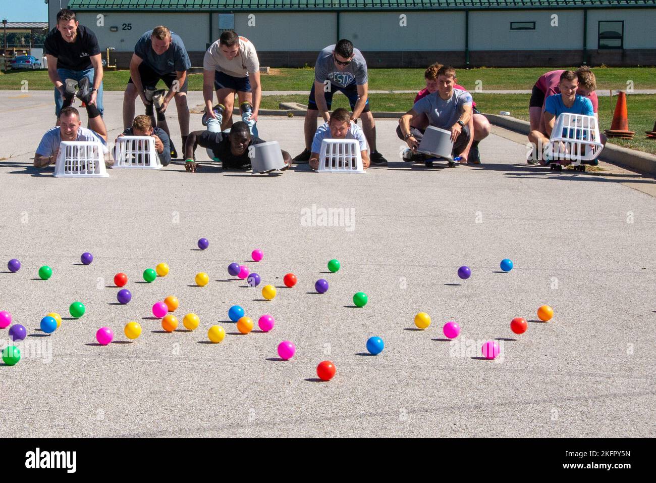 Mitglieder des Nachrichtendienstes 181. nehmen an einem Feldtag in der Hulman Field Air National Guard Base, Ind., 1. Oktober 2022 Teil. Airmen spielten in einem hungrigen, hungrigen Hippos-Spin-off, wo sie so viele Kugeln unter ihren Korb halten mussten, während sie auf ihrer Radplattform verweilten, um die Bedeutung von Teamarbeit für das Erreichen kollektiver Ziele zu unterstreichen. Stockfoto