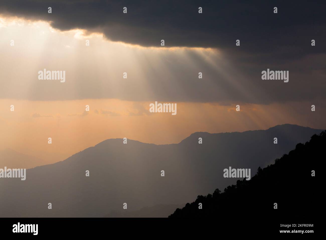 Sonnenstrahlen über den silhouetted Himalaya Ausläufern, südlich von Annapurna Range. Nepal. Stockfoto