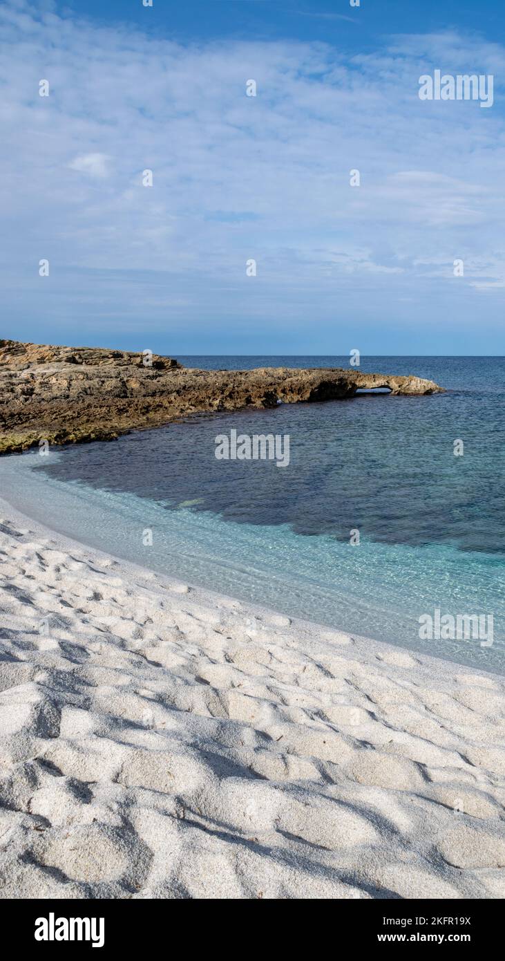 Eine vertikale Aufnahme des Sands ist Arutas Strand in Sardinien, Italien Stockfoto