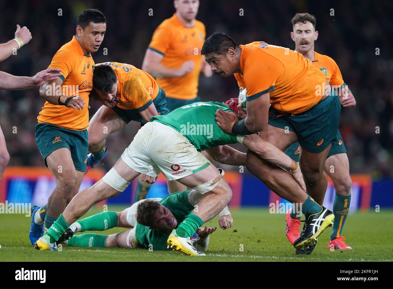 Der australische will Skelton (rechts) wird vom irischen Josh Van der Flier während des Autumn International-Spiels im Aviva Stadium in Dublin, Irland, angegangen. Bilddatum: Samstag, 19. November 2022. Stockfoto