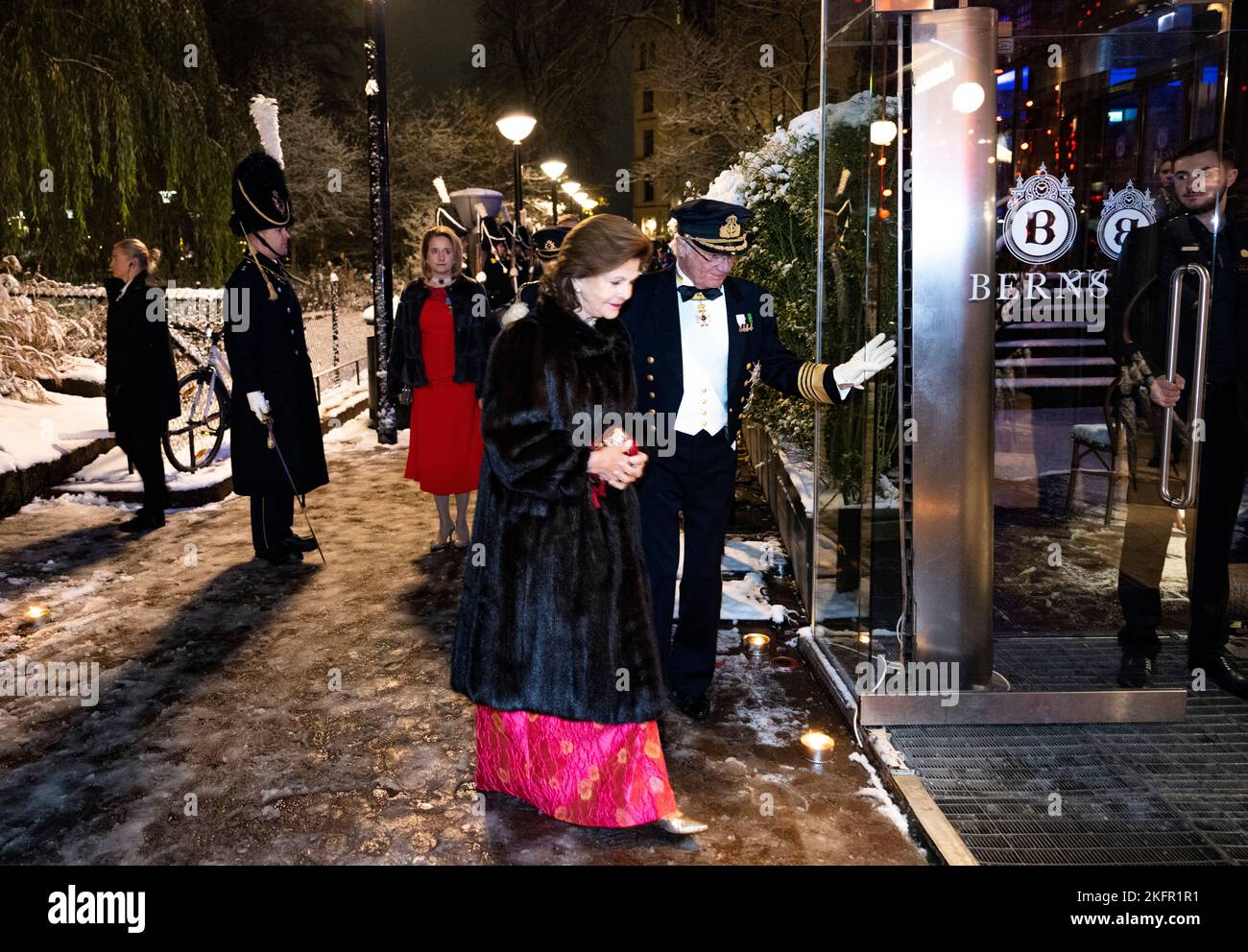 STOCKHOLM 20221119 das schwedische Königspaar Königin Sivlia und König Carl Gustaf kommen am Samstag in Berns Salonger in Stockholm an, wo die Life Guards eintreffen Stockfoto