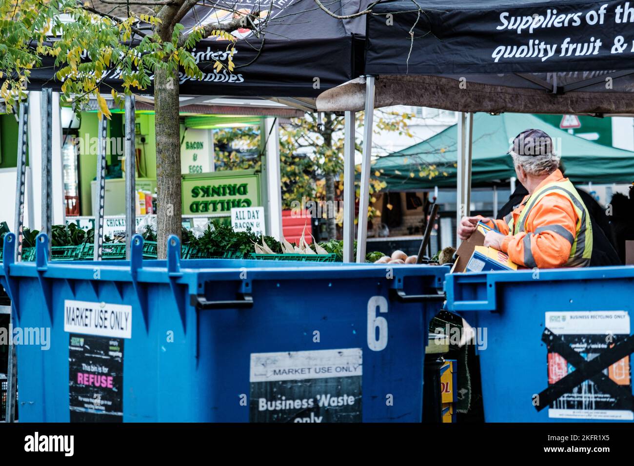 Epsom, Surrey, London, Großbritannien, November 19 2022, Mitarbeiter des Stadtrats, der Abfall oder Müll von Outdoor Market Tradern abräumen, stehen Stockfoto