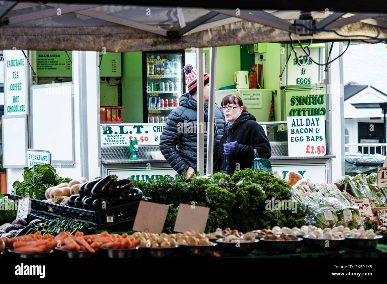 Epsom, Surrey, London, Großbritannien, November 19 2022, Frau mittleren Alters, die an Einem Obst- und Gemüsestandal des Marktes vorbeigeht Stockfoto