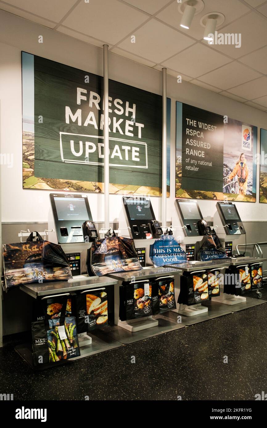 Epsom, Surrey, London, Großbritannien, 19 2022. November, Automated Self Check-out Kassen in A Marks and Specer Food Hall With No People Stockfoto