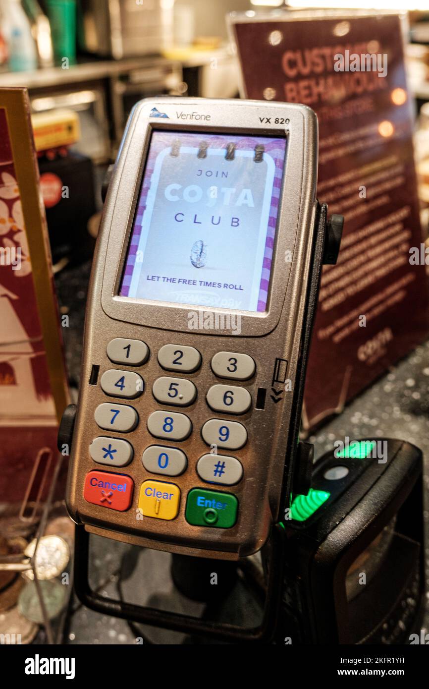 Epsom, Surrey, London UK, November 19 2022, Costa Coffee Retail Chain Kontaktlose Zahlungstechnik Maschine oder Ausrüstung ohne Personen Stockfoto