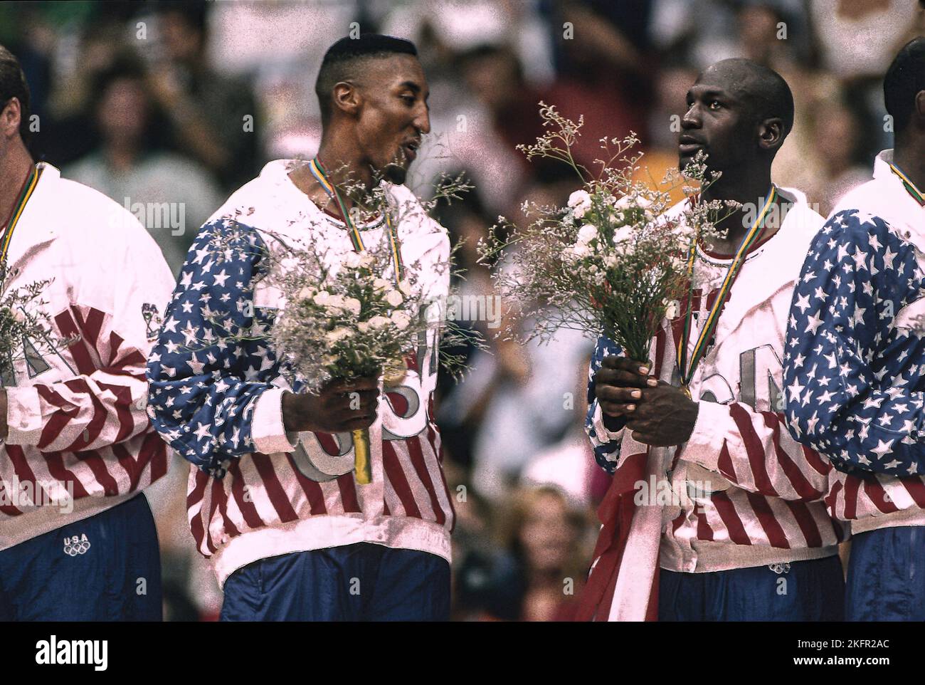 Michael Jordan und Scottie Pippen (USA) mit Goldmedaillen bei den Olympischen Sommerspielen 1992. Stockfoto