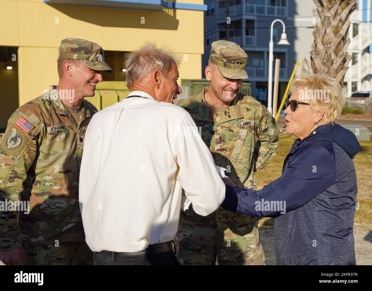 NORTH MYRTLE BEACH, SOUTH CAROLINA (OKT 02, 2022) Generalmajor William Graham, U.S. Army Corps of Engineers, stellvertretender Generalkommandant des Hauptquartiers, und LT. Col. Andrew Johannes, U.S. Army Corps of Engineers, Kommandant des Bezirks Charleston, trafen sich mit lokalen gewählten Führern am North Myrtle Beach, Myrtle Beach, Und Pawleys Island vom 2. Oktober, um Schäden zu untersuchen, die durch den von dem Hirm Ian zurückgelassenen wurden. Das U.S. Army Corps of Engineers arbeitet mit lokalen, staatlichen und bundesstaatlichen Partnern zusammen, um nach dem Sturm Untersuchungen und vorläufige Schadensbewertungen entlang des Grand Strand durchzuführen. Stockfoto