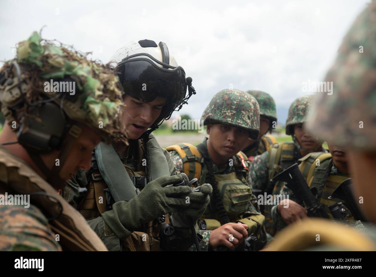 US- und philippinische Marineinfanteristen führen während der KAMANDAG 6 in San Vicente, Philippinen, am 2. Oktober 2022 Übungen durch. KAMANDAG ist eine jährliche bilaterale Übung zwischen den Streitkräften der Philippinen und dem US-Militär, die darauf ausgerichtet ist, Interoperabilität, Fähigkeiten, Vertrauen und Zusammenarbeit zu stärken, die über Jahrzehnte gemeinsamer Erfahrungen aufgebaut wurde. Stockfoto