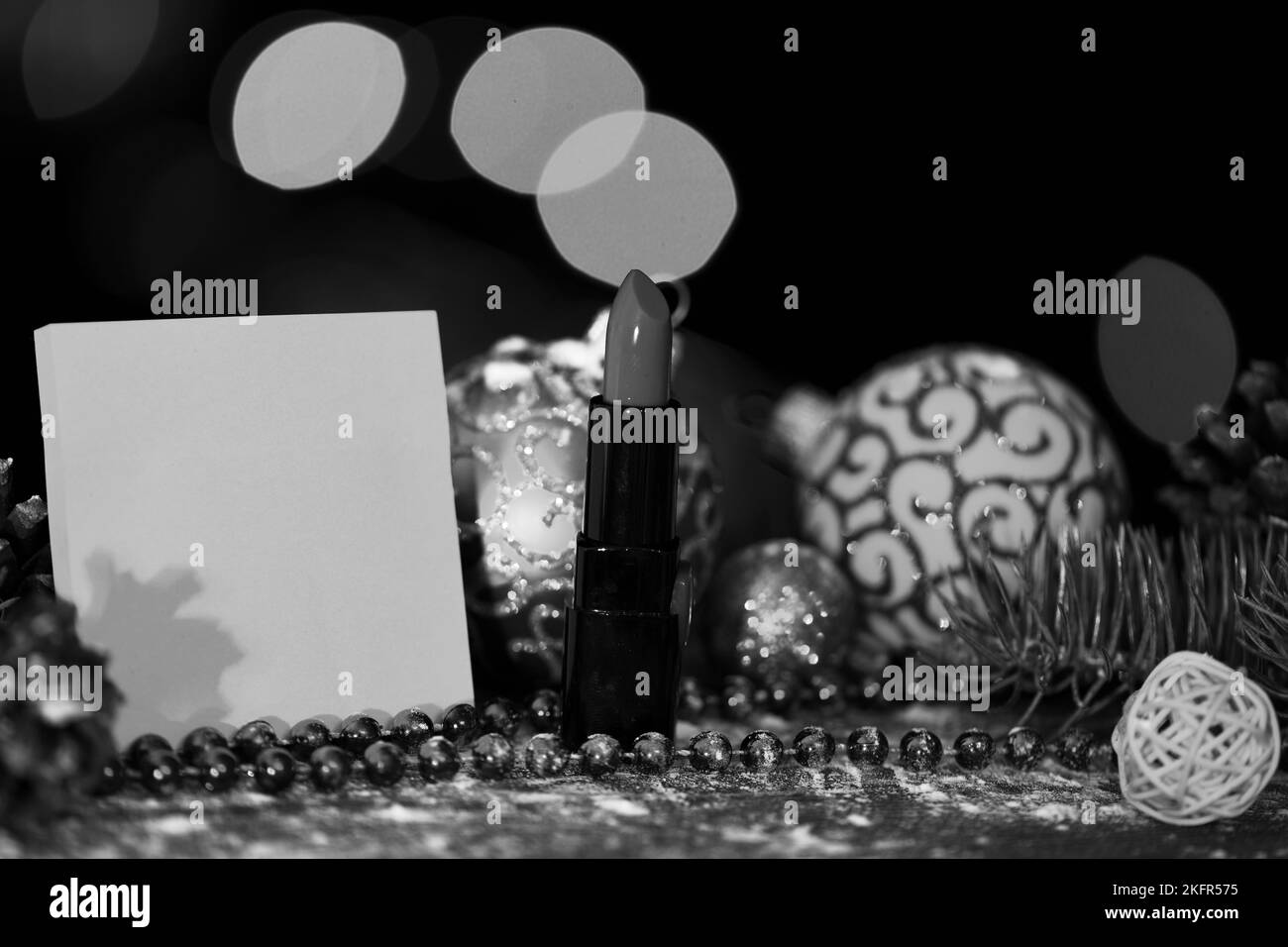 Urlaub Weihnachten dekorative bunte Spielzeug oder Kugeln mit defokussierten Bokeh Licht und Lippenstift auf bunten Hintergrund, Kopie spc Stockfoto