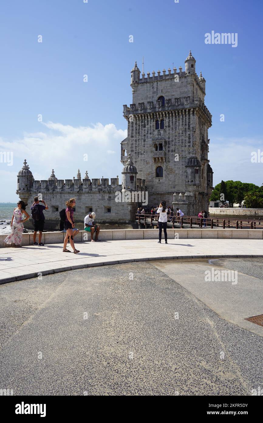 Lissabon, Portugal - September 2022: Der Torre de Belem (Belem-Turm) ist eine Festung aus dem 16.. Jahrhundert in Lissabon und ein Tor zur Stadt. Stockfoto